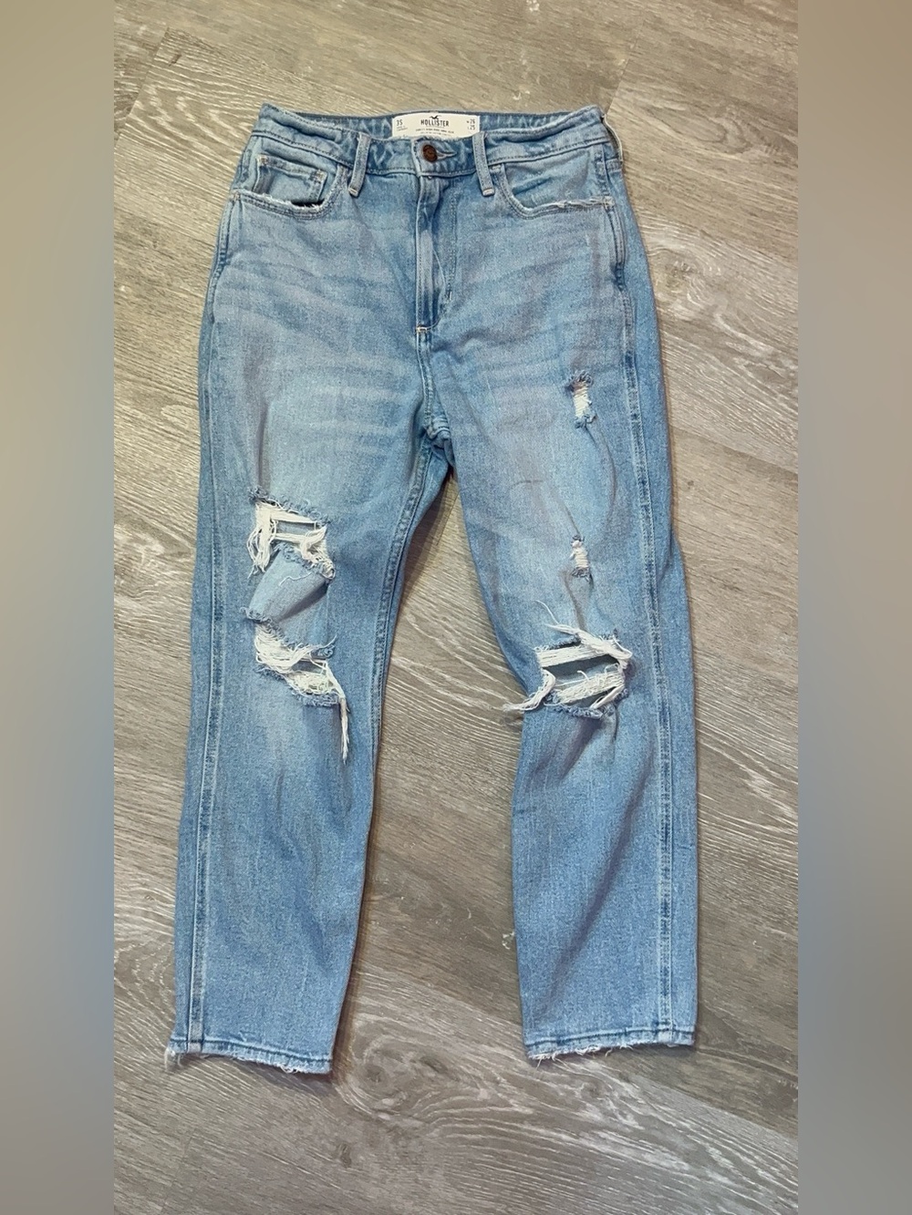 Hollister Light Blue Curvy High-Rise Mom Jeans